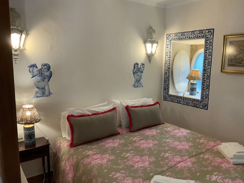 Villa Estefânia Superior Studio, 1 King Bed, Non Smoking, Patio (Rosas) 4