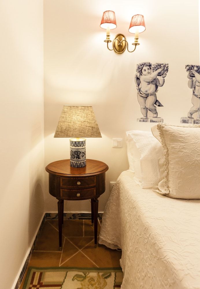 Villa Estefânia Superior Studio, 1 King Bed, Non Smoking, Patio (Rosas) 3