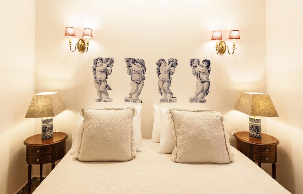 Villa Estefânia Superior Studio, 1 King Bed, Non Smoking, Patio (Rosas) 2