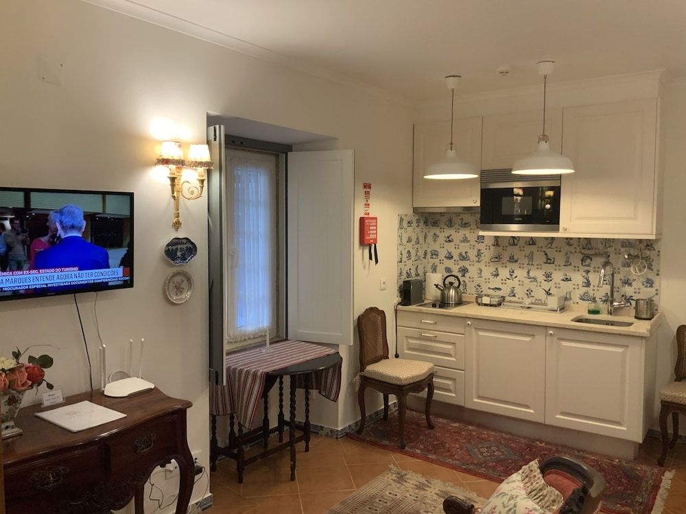 Villa Estefânia Superior Studio, 1 King Bed, Non Smoking, Patio (Rosas) 12