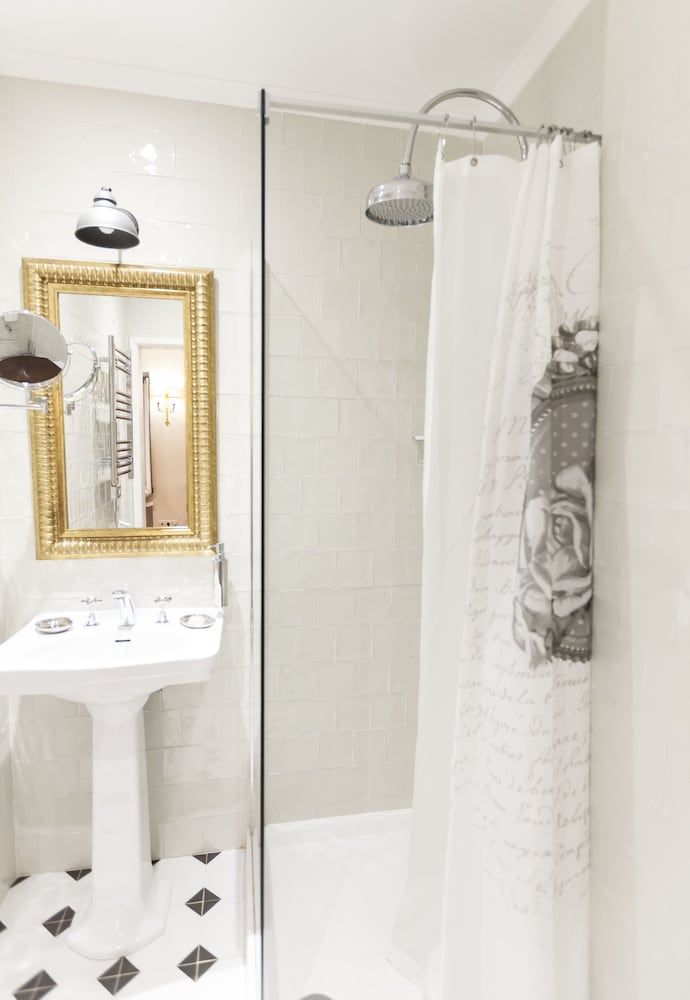 Villa Estefânia Superior Studio, 1 King Bed, Non Smoking, Patio (Rosas) 10