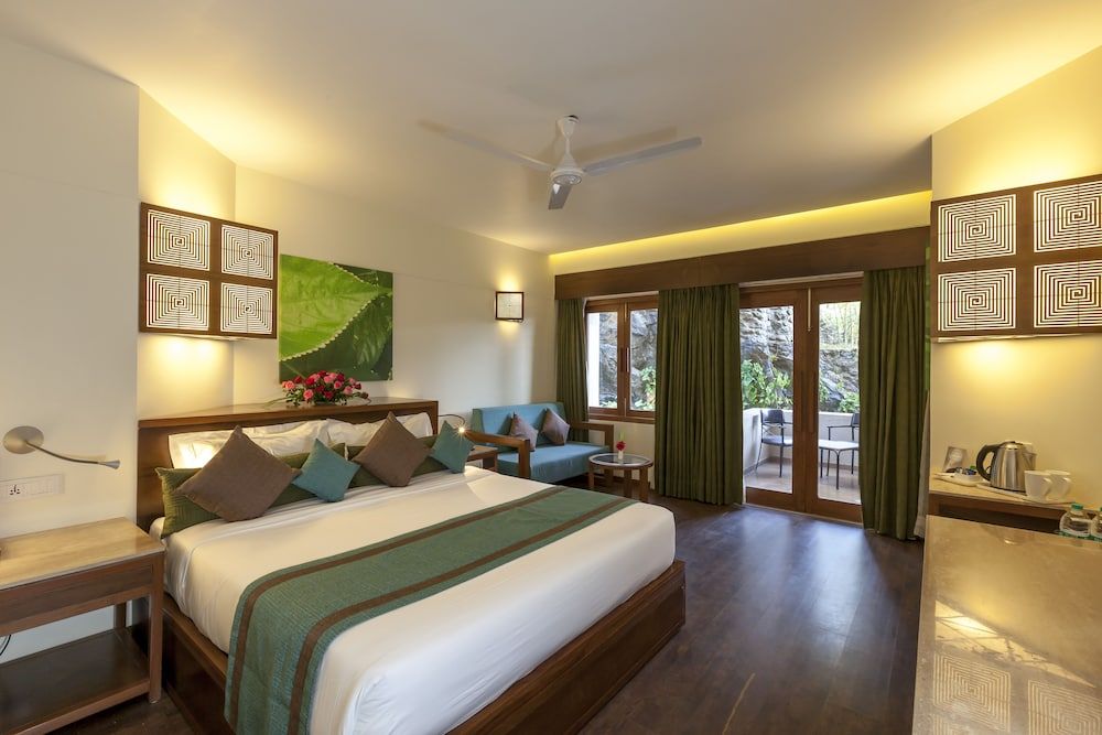 Luxury Room, 1 King Bed, Pool View