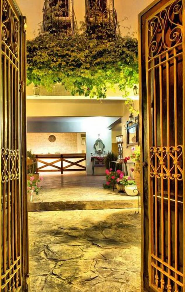 undefined Golden Gate Hotel 3