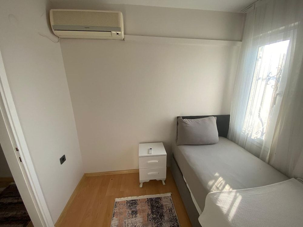 Beautiful 3-bedroom House With Sea View and Garden House 14