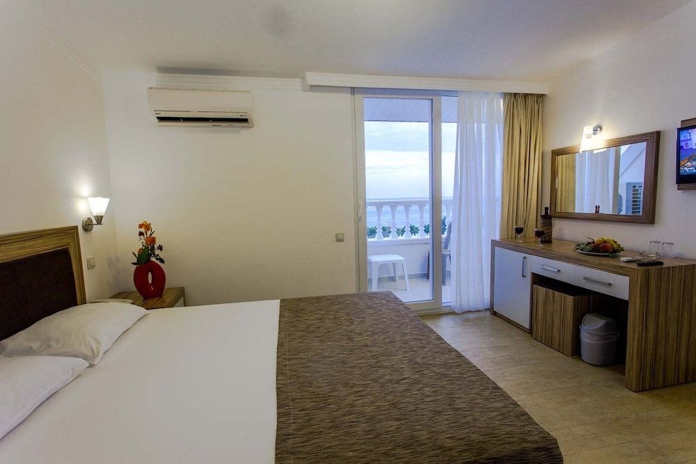 Room, Garden View