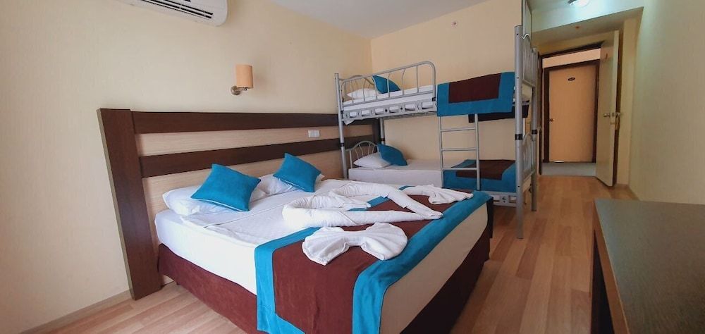Room, Partial Sea View