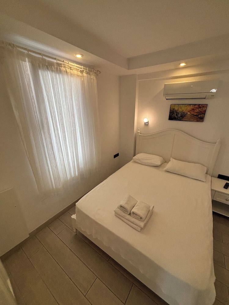 Standard Suite, Double and Sofa Bed, Partial Sea View, Balcony