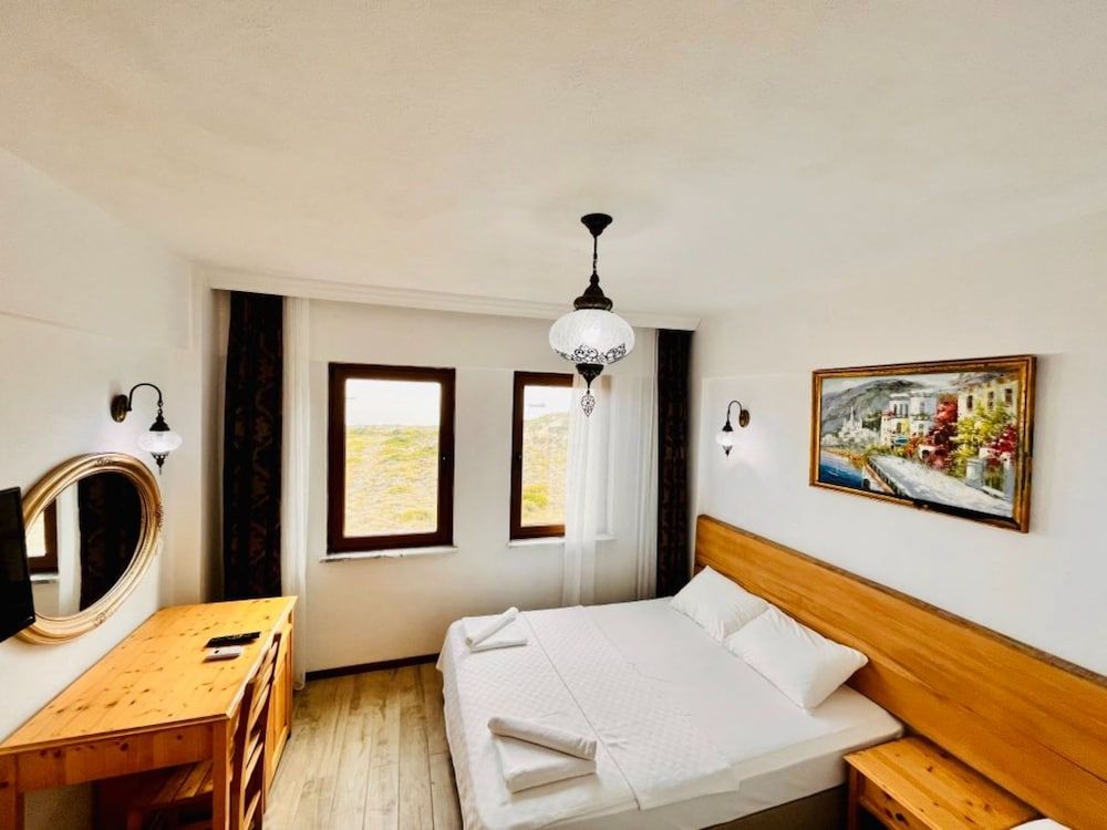 Standard Room, Partial Sea View