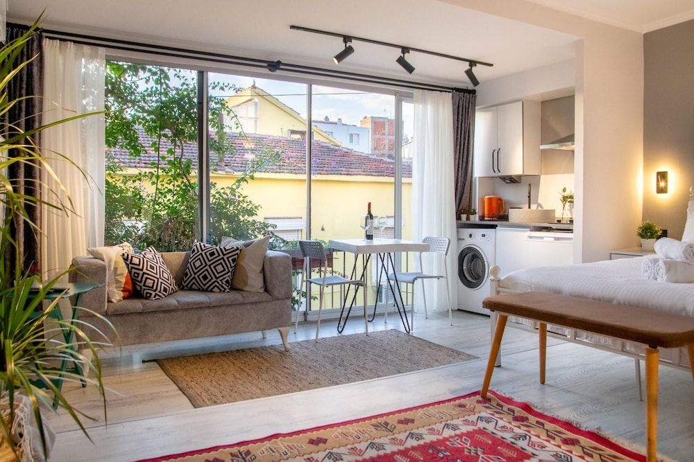 Invigorating Studio Flat Near Kordon in Alsancak Apartment