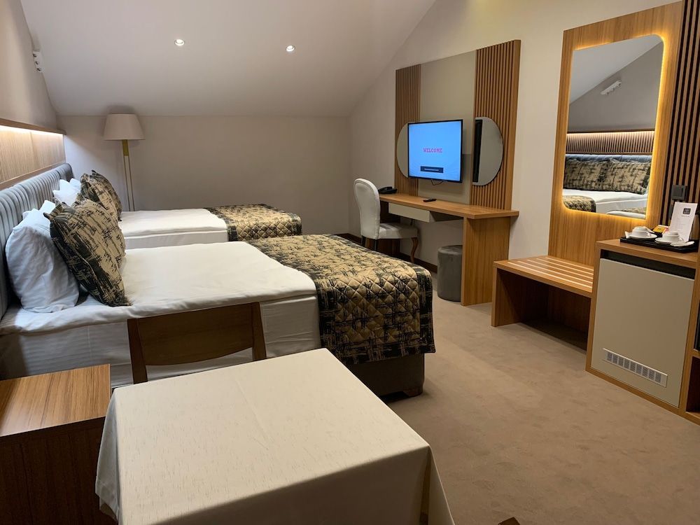 Ozkaya Otel Family Room, 2 Queen Beds, Hill View 3