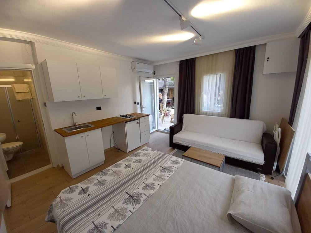 Foça suit Superior House 6