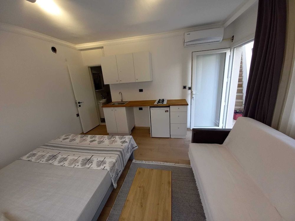 Foça suit Superior House 7