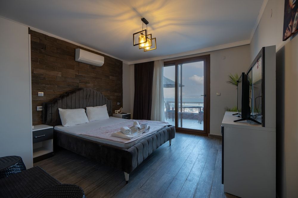 Stone House Foca Butik Otel Superior Room with Pool View 2
