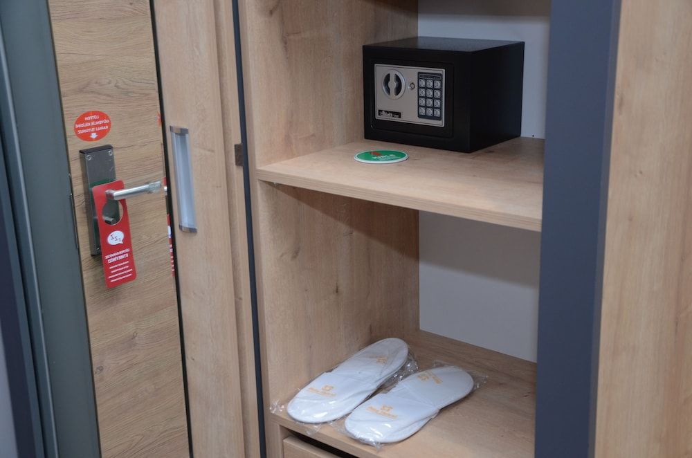 MILLS HOTEL Standard Room 5