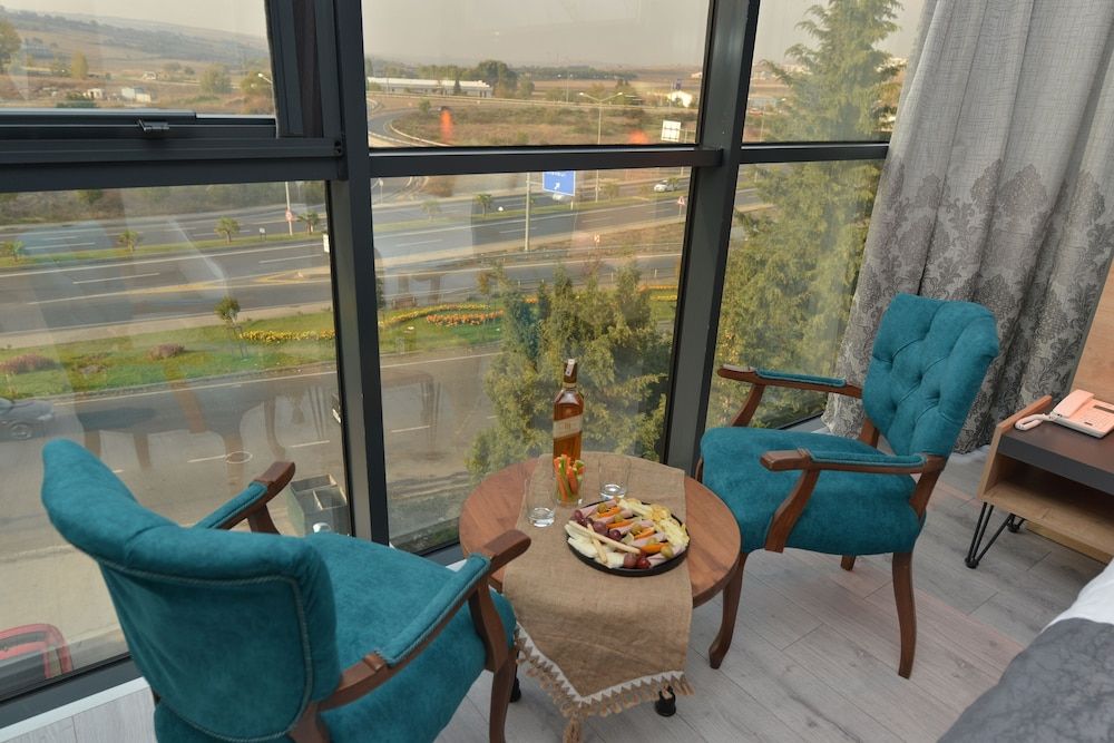 MILLS HOTEL Deluxe Room 3