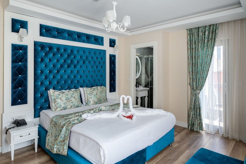 undefined Mic Royal Hotel 2