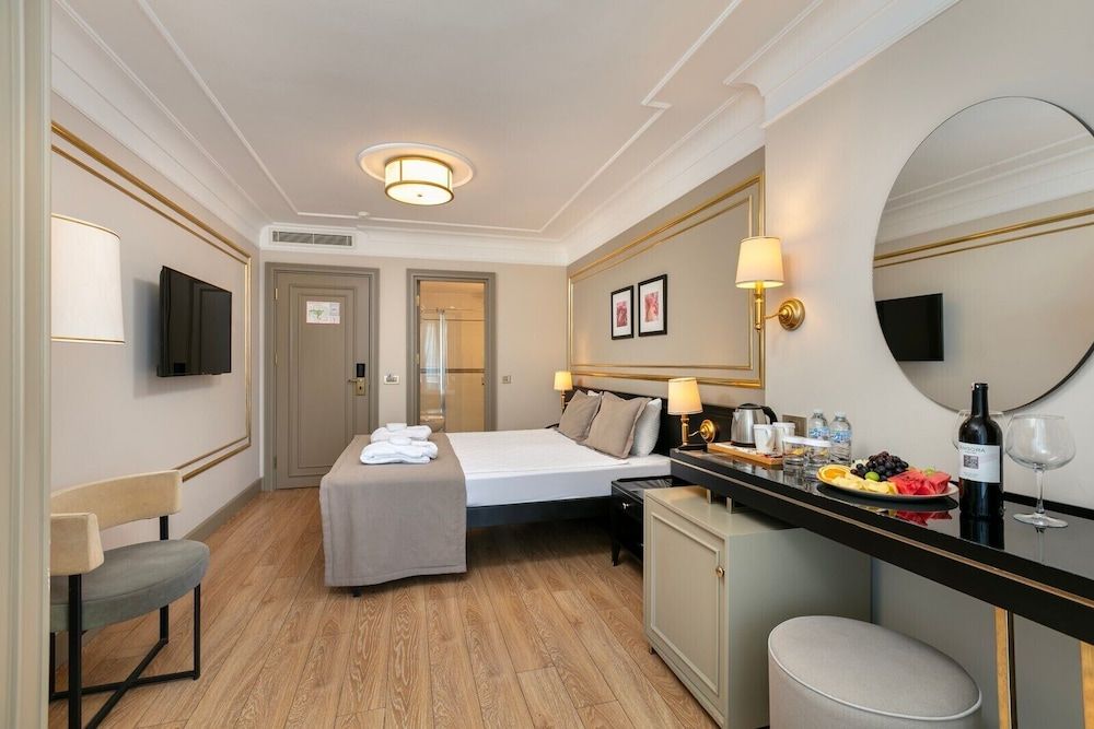 undefined Reo Hotel 2