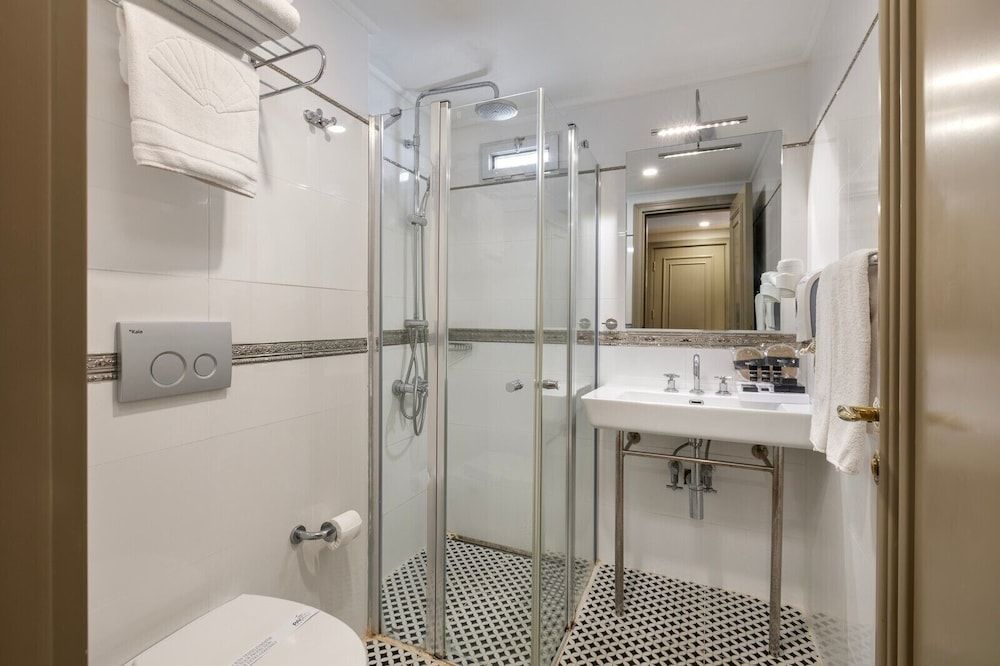 undefined Reo Hotel 10