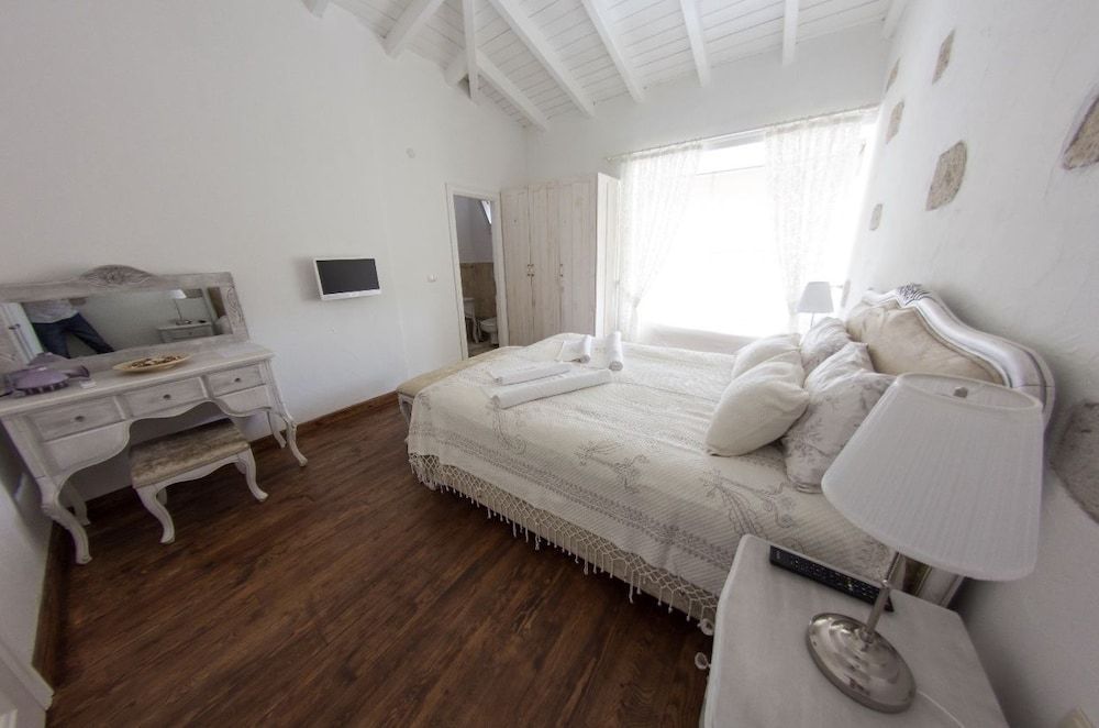 King Hotel Alacati Deluxe Triple Room (Bay Window) 6