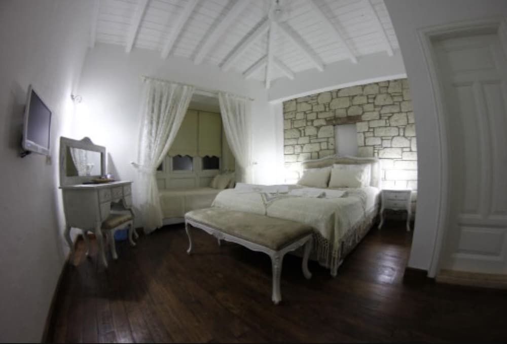 King Hotel Alacati Deluxe Triple Room (Bay Window) 5