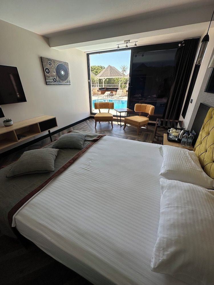 Enki Royal Cesme Hotel Standart Havuz Manzarali Oda 5