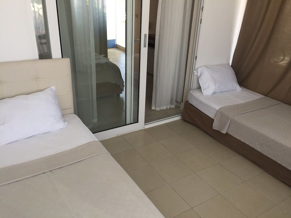 Calico Hotel Family Room 2