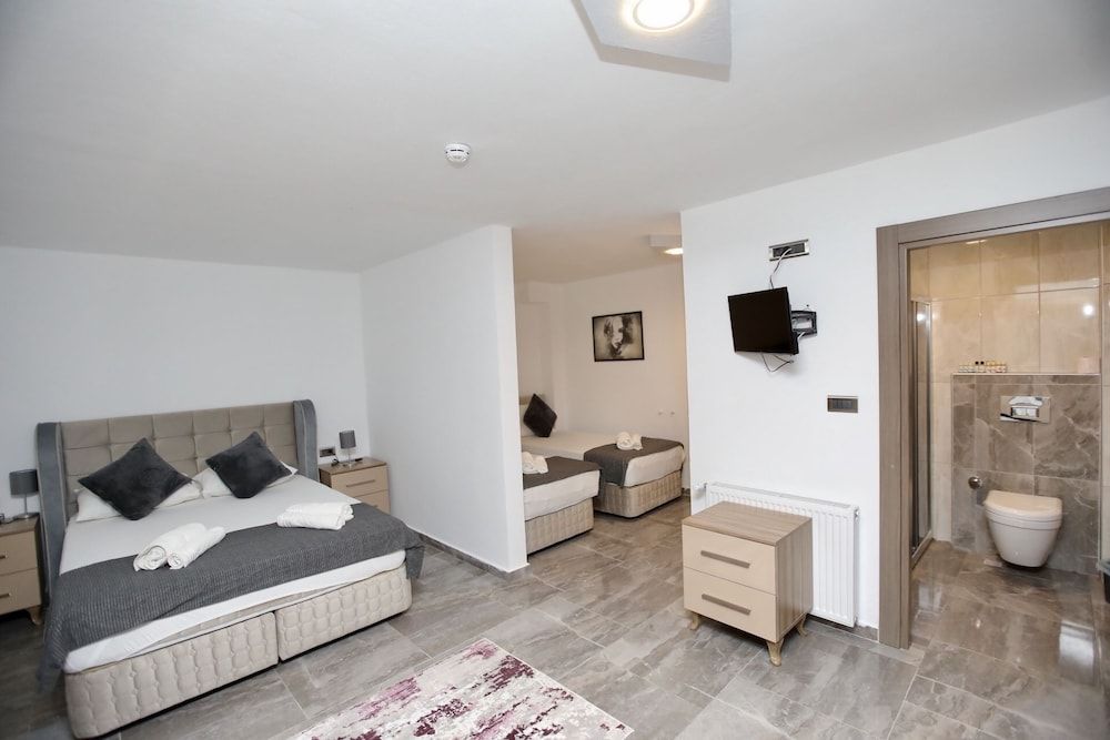 Fontana Hotel Quadruple Room 3