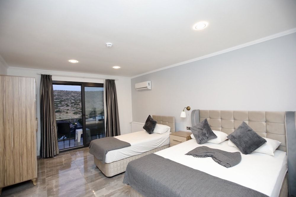 Fontana Hotel Triple Room 2