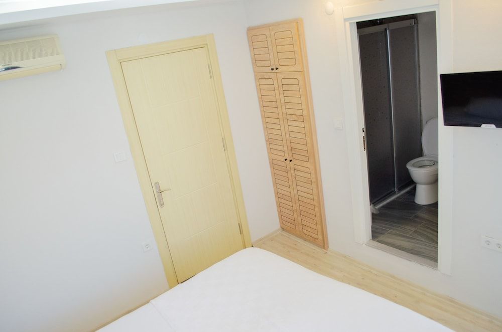 1989 Hotel Sebat Grand Suite 4