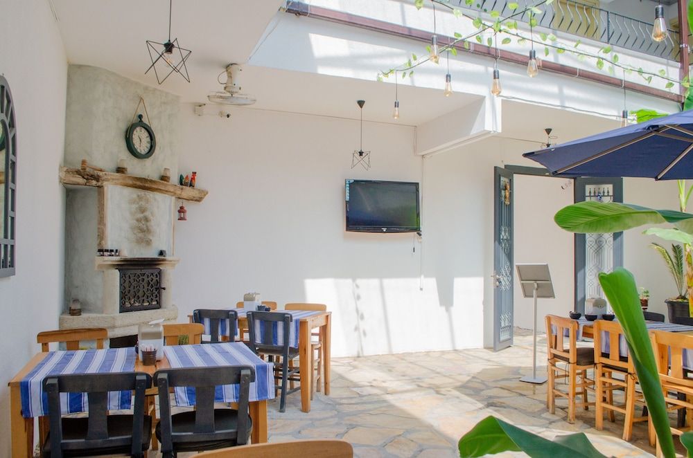 undefined 1989 Hotel Sebat 8