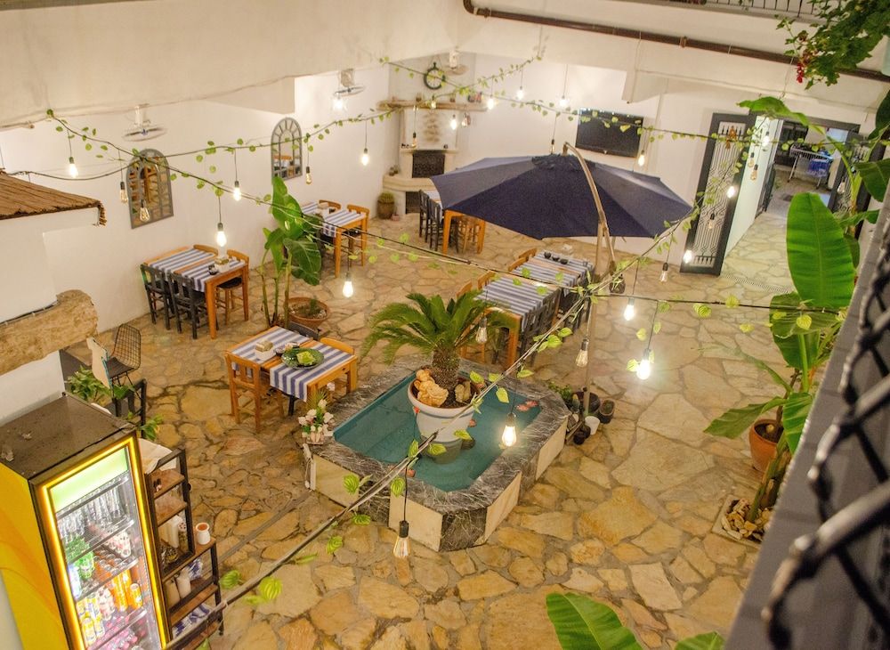 undefined 1989 Hotel Sebat 9