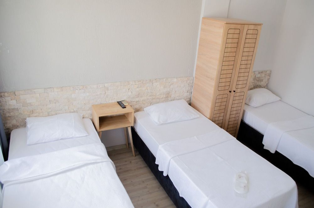 1989 Hotel Sebat Classic Triple Room