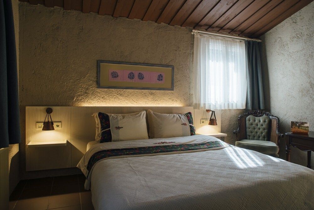 Manej Urla Deluxe Room 2