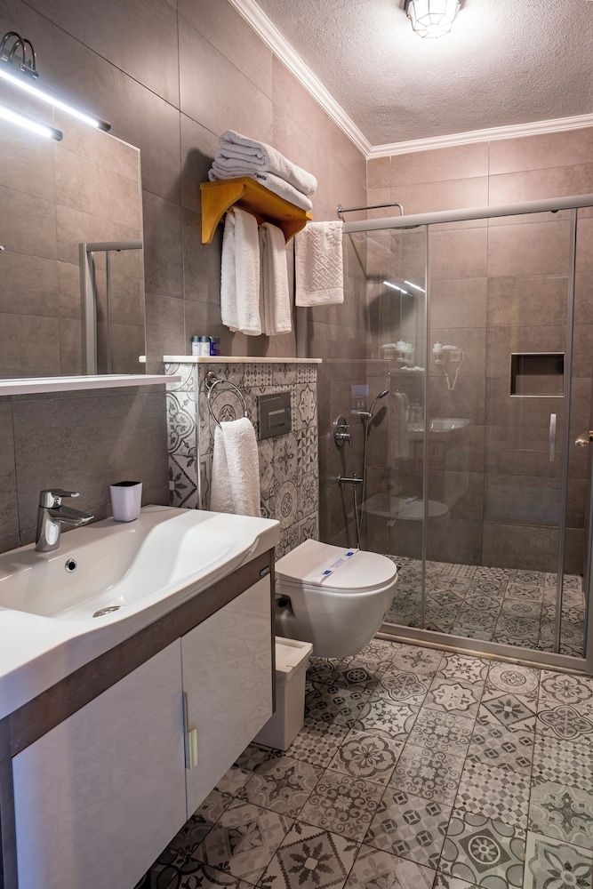 Villa Marine Hotel Comfort Room, 1 King Bed, Lanai, River View 6