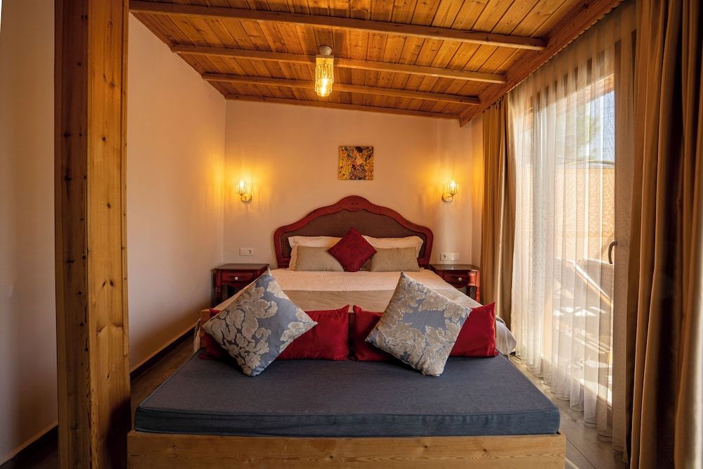 Villa Marine Hotel Comfort Room, 1 King Bed, Lanai, River View 2