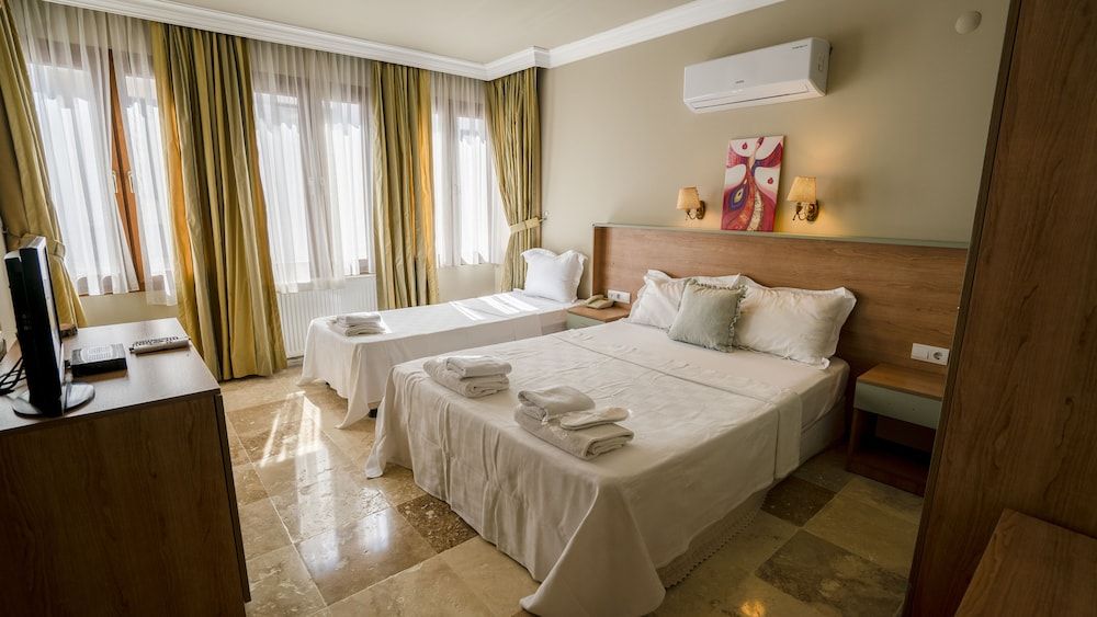 Ebruli Otel Cunda