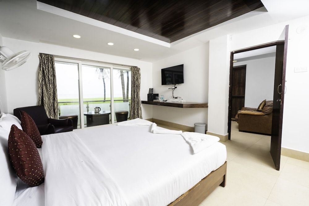 Shelter Beach Resort Deluxe Suite with Sea View 3