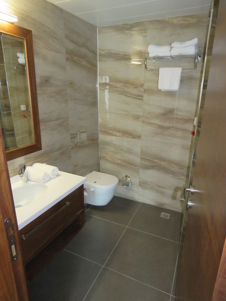 Q Hotel Deluxe Suite 6