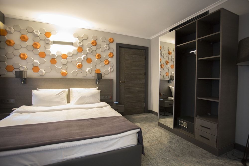 Room, 1 Queen Bed, Non Smoking (Roll-In Shower)