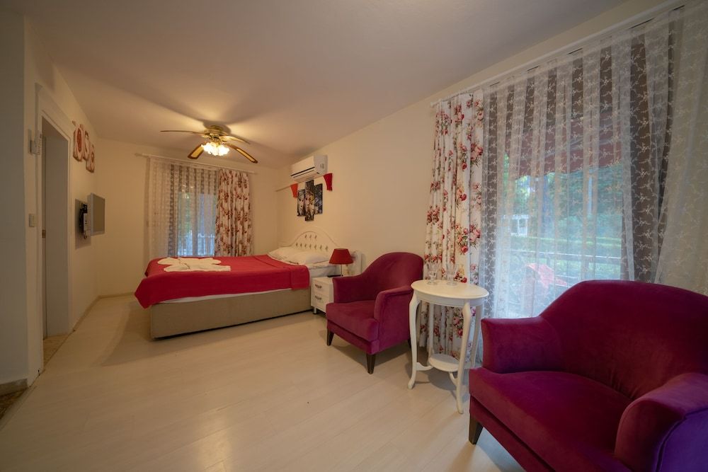 Comfort Room, Pool View