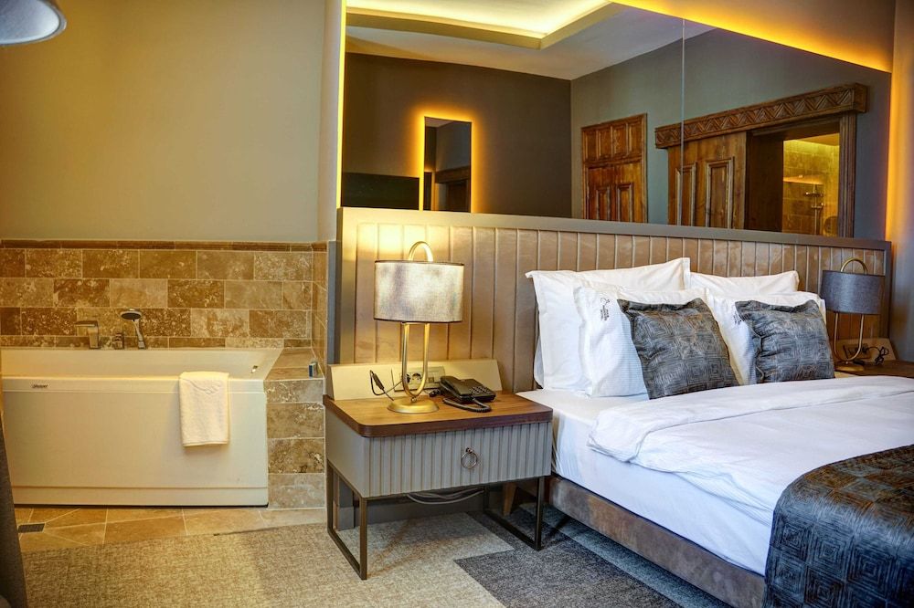 Four Mansions Hotel Deluxe Double Room 3