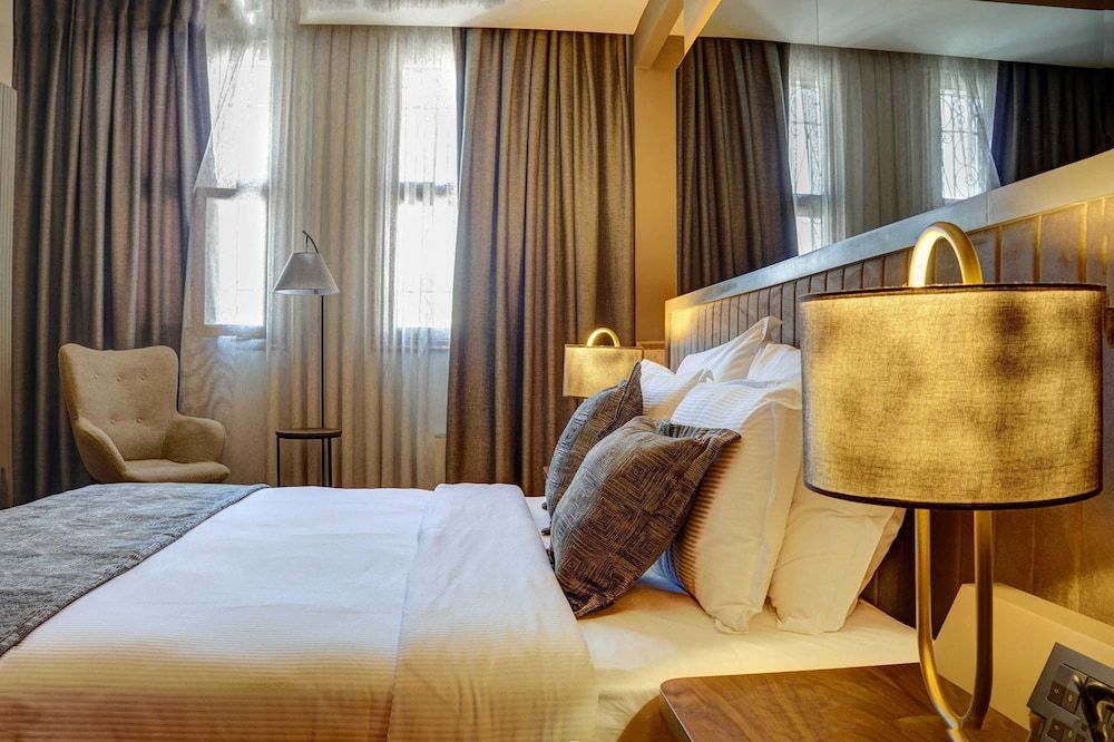 Four Mansions Hotel Deluxe Double Room 2