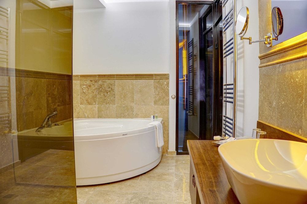 Four Mansions Hotel Suite 9