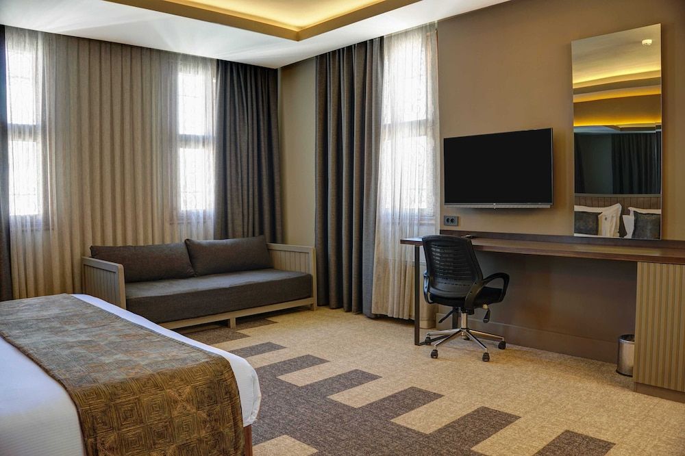 Four Mansions Hotel Suite 12