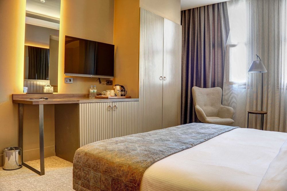 Four Mansions Hotel Deluxe Double Room 5