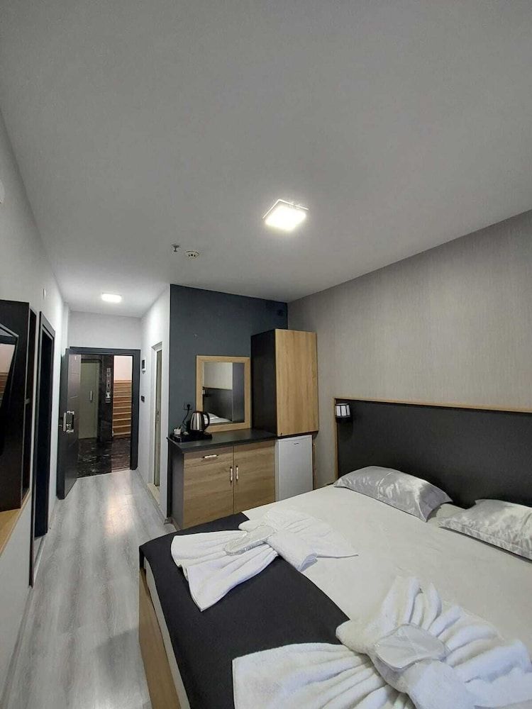 undefined The Queens Apart 7