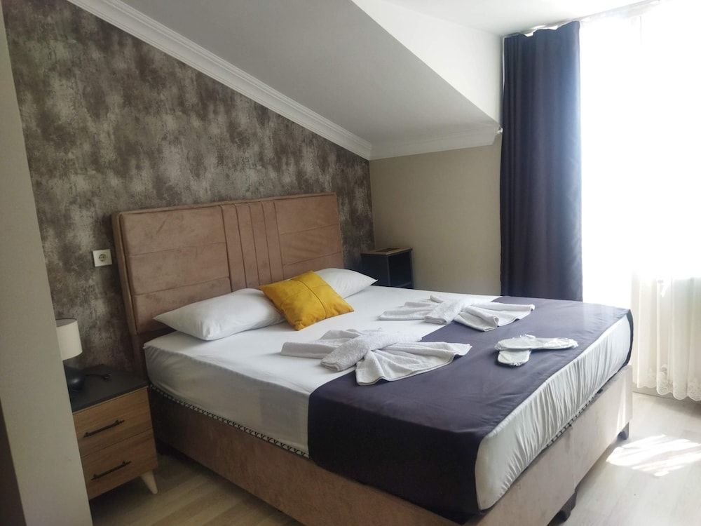 undefined The Queens Apart 5