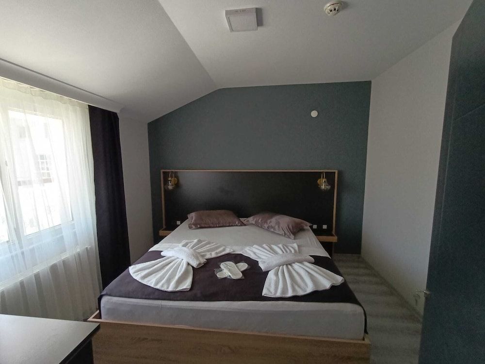 undefined The Queens Apart 9