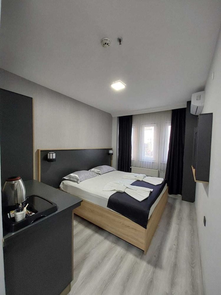 undefined The Queens Apart 8