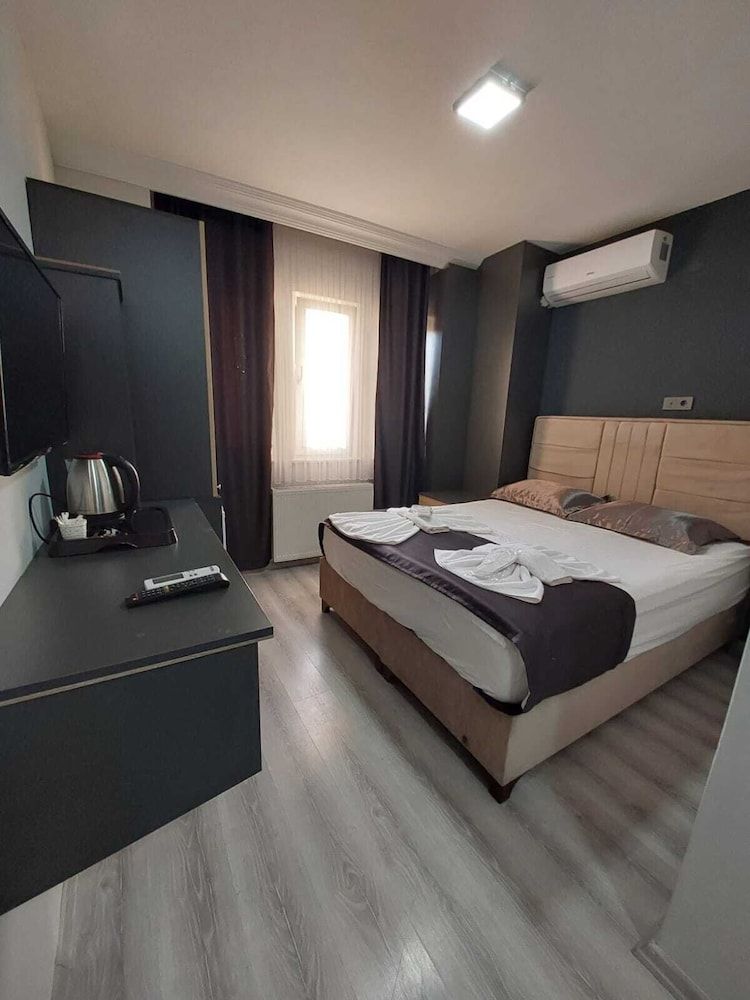 undefined The Queens Apart